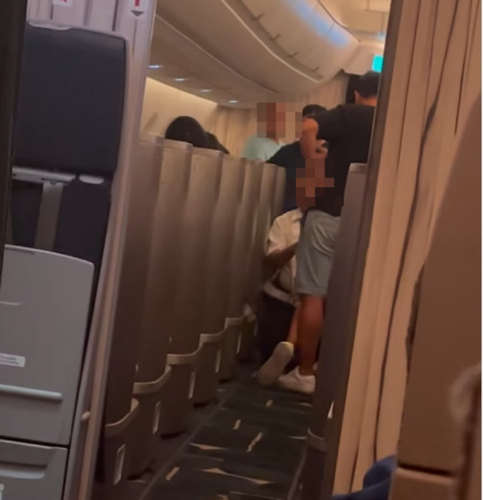 항공사의 승무원이 태풍 때문에 항공기 착륙이 지연되자 승객들 앞에서 무릎 꿇고 사과해 논란이 일고 있다.<스레드 'hpj68999' 게시글 캡처>